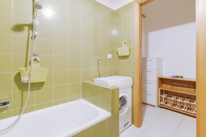 Secadora de cabello, bidet, toallas 