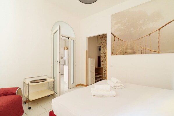 1 habitación, tabla de planchar con plancha, wifi y ropa de cama 