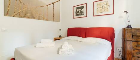 Tabla de planchar con plancha, wifi y ropa de cama