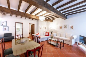 TV - GuestHost - Large Apartment in the Historic Center of Parma (Parma)