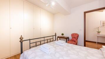 2 Schlafzimmer, Schreibtisch, Bügeleisen/Bügelbrett, WLAN