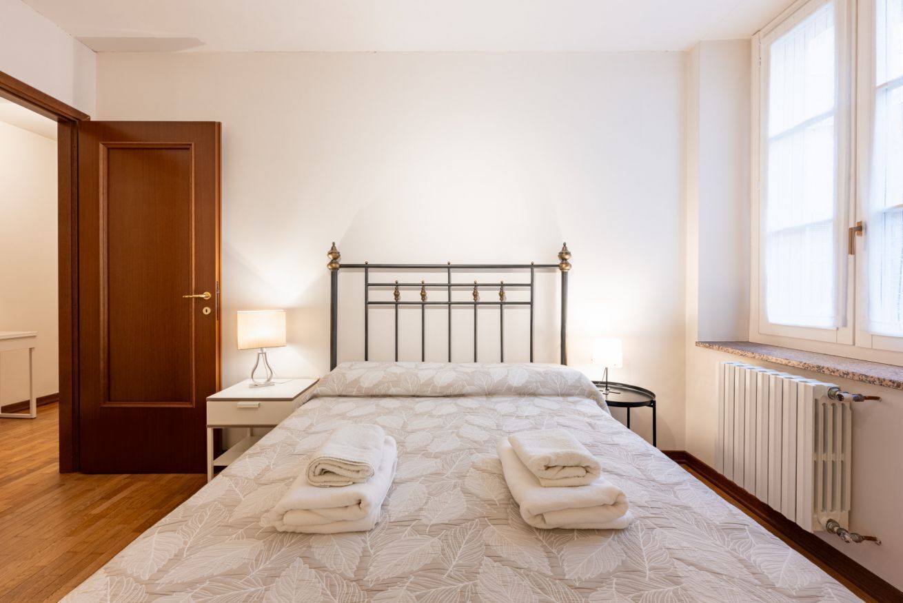 2 bedrooms, desk, iron/ironing board, WiFi