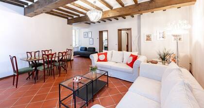 GuestHost - Large Apartment in the Historic Center of Parma