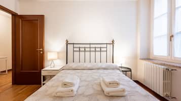 2 Schlafzimmer, Schreibtisch, BĂŒgeleisen/BĂŒgelbrett, WLAN