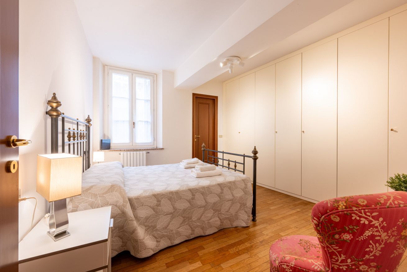 2 bedrooms, desk, iron/ironing board, WiFi