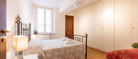 2 bedrooms, desk, iron/ironing board, WiFi