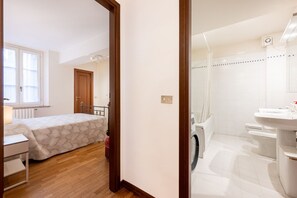 Sèche-cheveux, bidet, serviettes fournies