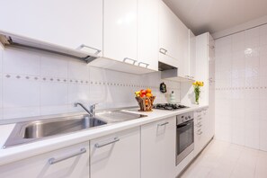 Refrigerador, horno, placa de cocina, lavavajillas