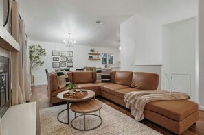 Smart TV, chimenea, videojuegos y futbolito 