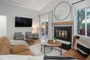 Smart TV, chimenea, videojuegos, futbolito