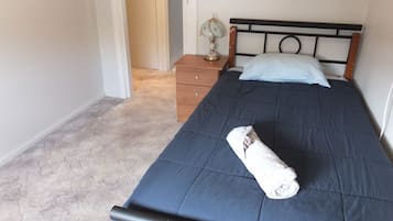 4 habitaciones, tabla de planchar con plancha y ropa de cama