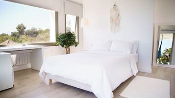 6 bedrooms, iron/ironing board, WiFi, bed sheets