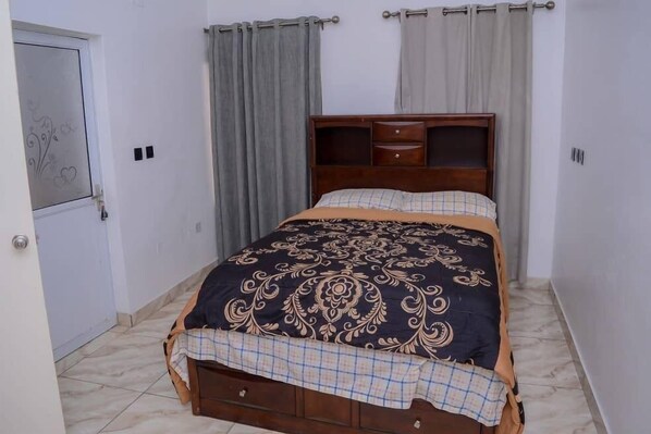 1 bedroom, iron/ironing board, WiFi, bed sheets - Bamgbose Apartments - Sleeps 2 - Parking - WiFi (Nigeria)