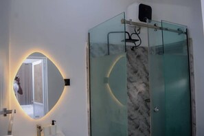 Shower, hair dryer, towels - Bamgbose Apartments - Sleeps 2 - Parking - WiFi (Nigeria)