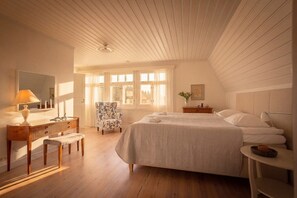 5 bedrooms, desk, iron/ironing board, WiFi