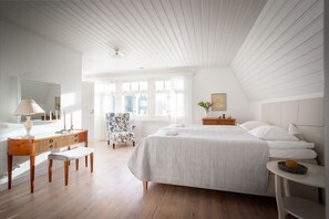 5 bedrooms, desk, iron/ironing board, WiFi