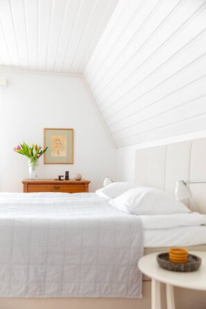 5 bedrooms, desk, iron/ironing board, WiFi