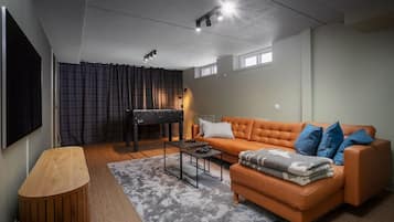 Televisie, een open haard en een stereo