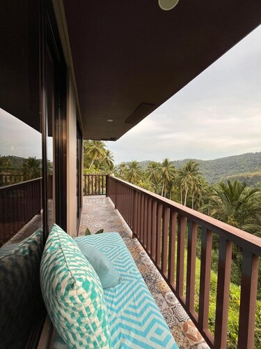 Your Private Love Nest with Stunning Mountain Views, Infinity Pool, Sauna