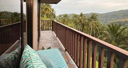 Your Private Love Nest with Stunning Mountain Views, Infinity Pool, Sauna