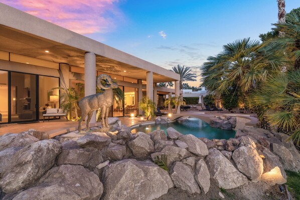 Property grounds - 6,400+ Square Foot La Quinta Home On PGA Golf! (La Quinta)