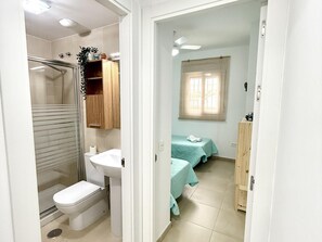 Shower, hair dryer, towels - Mi sueño free parking by staycare (Rota)