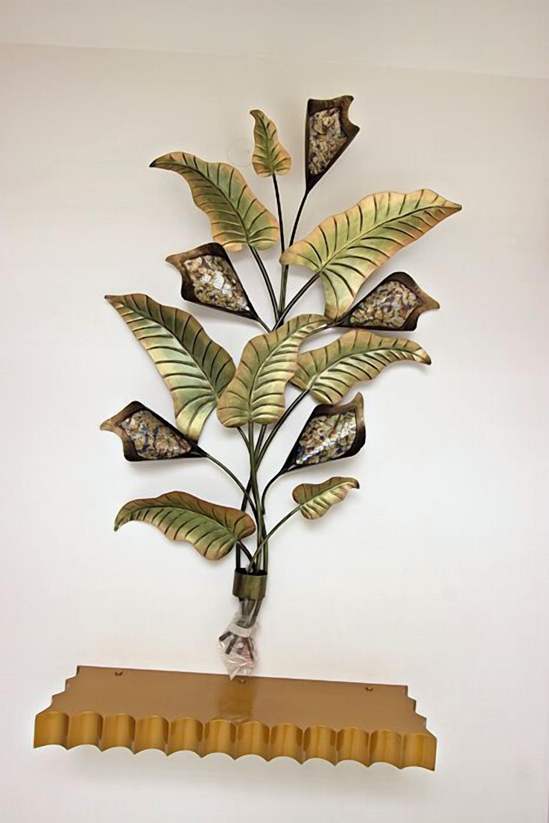 Een decoratief object aan de muur, met een plantenmotief.