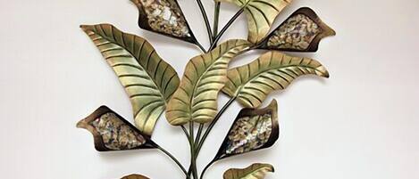 Uma peça decorativa pendurada na parede, com motivos de plantas.