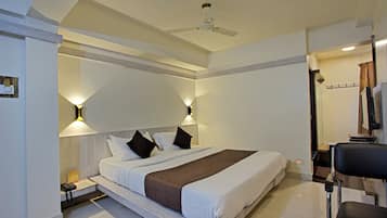 DELUXE DOUBLE BED NON AC | Premium bedding, pillowtop beds, in-room safe, desk