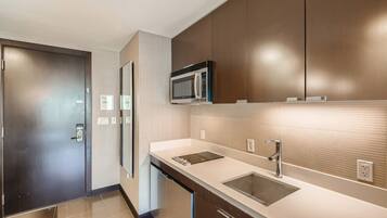 Réfrigérateur, micro-ondes, plaque de cuisson