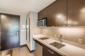 Frigorifero, microonde, piano cottura