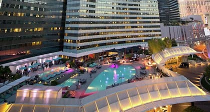 VDARA Hotel and Spa - 1 Minute Drive to Strip