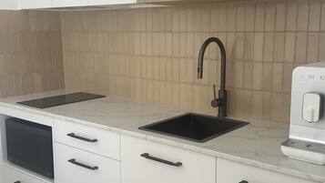 Kjøleskap, mikrobølgeovn, ovn og kokeplater