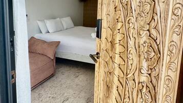 Skrivebord, strykejern/-brett, wi-fi (inkludert) og sengetøy