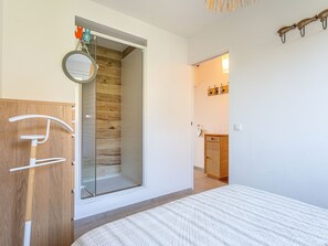 3 bedrooms, iron/ironing board, WiFi