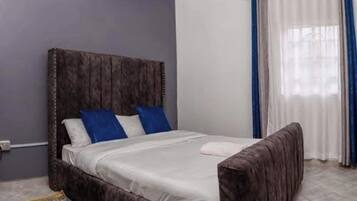 5 bedrooms, iron/ironing board, WiFi, bed sheets