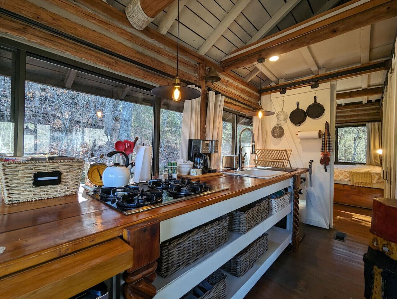 Mikrobølgeovn, kaffetrakter/tekoker, kjøkkenutstyr og spisebord