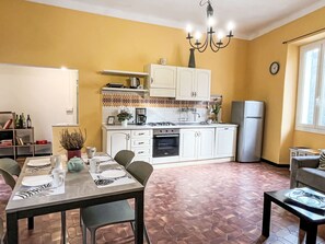 Refrigerador, horno, utensilios de cocina