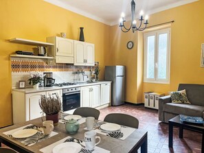 Kühlschrank, Ofen, Kochgeschirr/Geschirr/Besteck