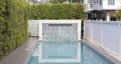 Local 4BR Pool House, Prime Location, Pool Table. Near Markets