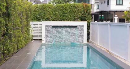 Local 4BR Pool House, Prime Location, Pool Table. Near Markets