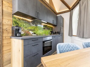Fridge, microwave, oven, stovetop - Luxury apartment with a hot tub & sauna (Fügen im Zillertal)