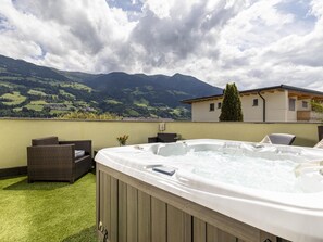 Outdoor spa tub - Luxury apartment with a hot tub & sauna (Fügen im Zillertal)