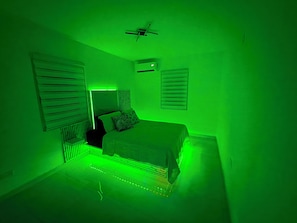 5 bedrooms, Egyptian cotton sheets, premium bedding, pillowtop beds