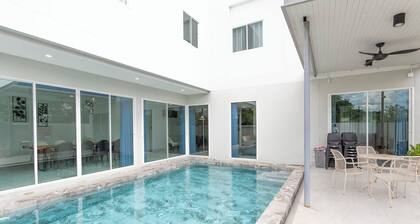 6BR Pool Villa w/ Karaoke and Pool Table near Golf