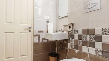 Premium Studio | Bathroom | Shower, towels, soap, shampoo