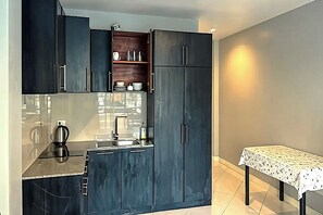 Deluxe Room, Kitchen, City View | Private kitchenette | Microwave, electric kettle