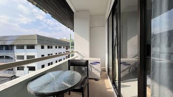 Deluxe Room, Balcony, City View | Balcony
