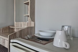 Twin Room, Balcony, Partial Sea View | Desk, blackout drapes, soundproofing, free WiFi - Emerald Hotel Chonburi (Pattaya)