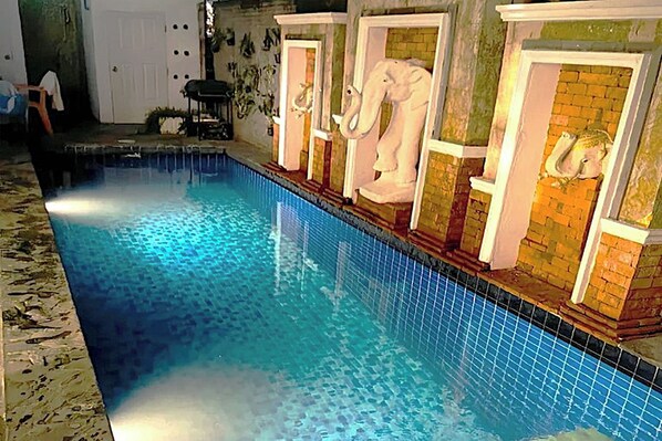 A swimming pool with clear blue water, surrounded by a tiled deck. - Emerald Hotel Jomtien (Pattaya)